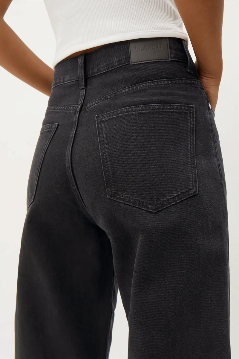 WEEKDAY Rail Mid Loose Straight Jeans in Almost black | Endource