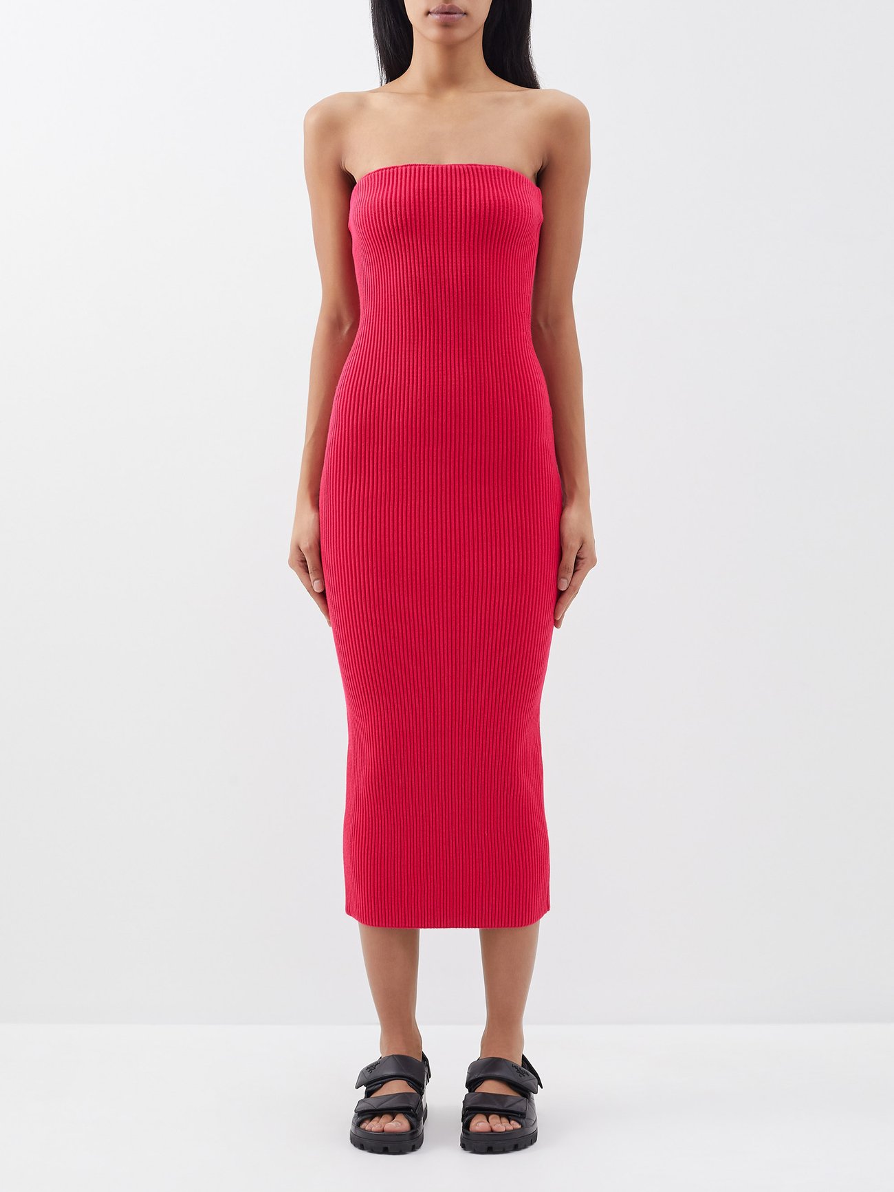 raey dress pink Today were asking the million dollar question: does this print wear me?! This Raey dress has a gorgeous open back and hits at just the right length but the print and colours are a bit overwhelming...