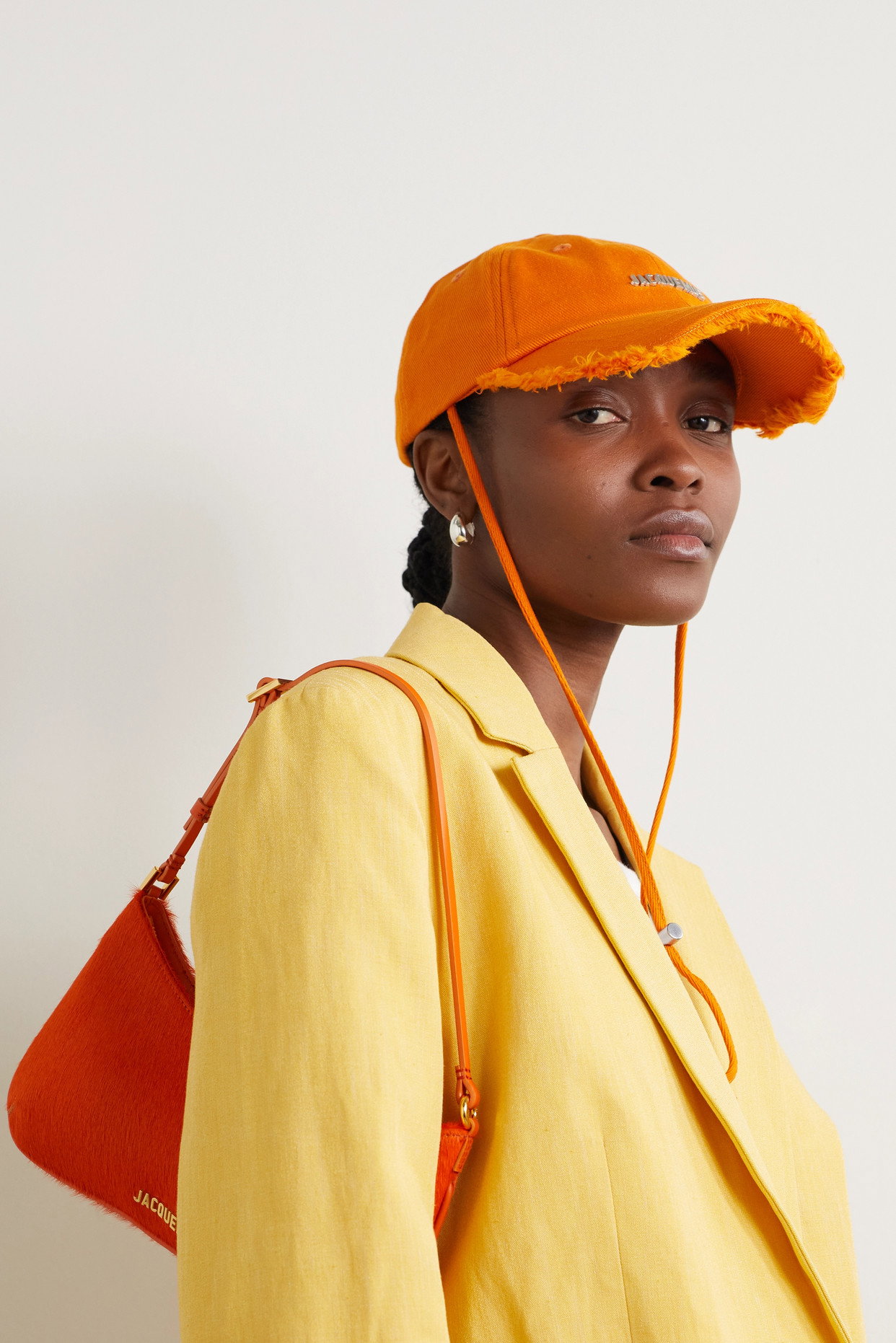 ?Jacquemus Orange Frayed-Edge Bucket Hat with Chin Tie Jacquemus Off-White Frayed-Edge Bucket Hat with Chin Strap main image 3