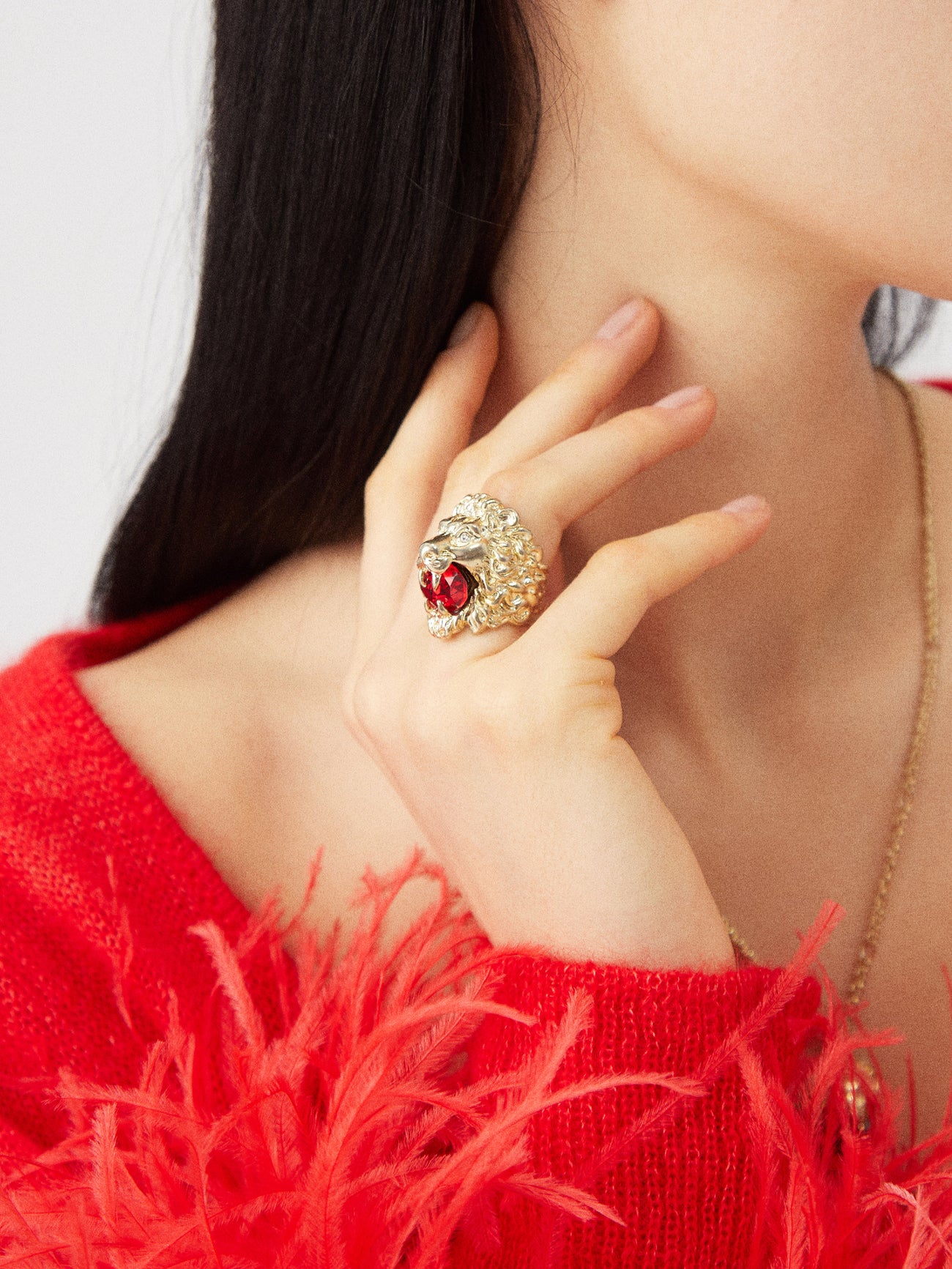 gucci-lion-head-crystal-ring. 