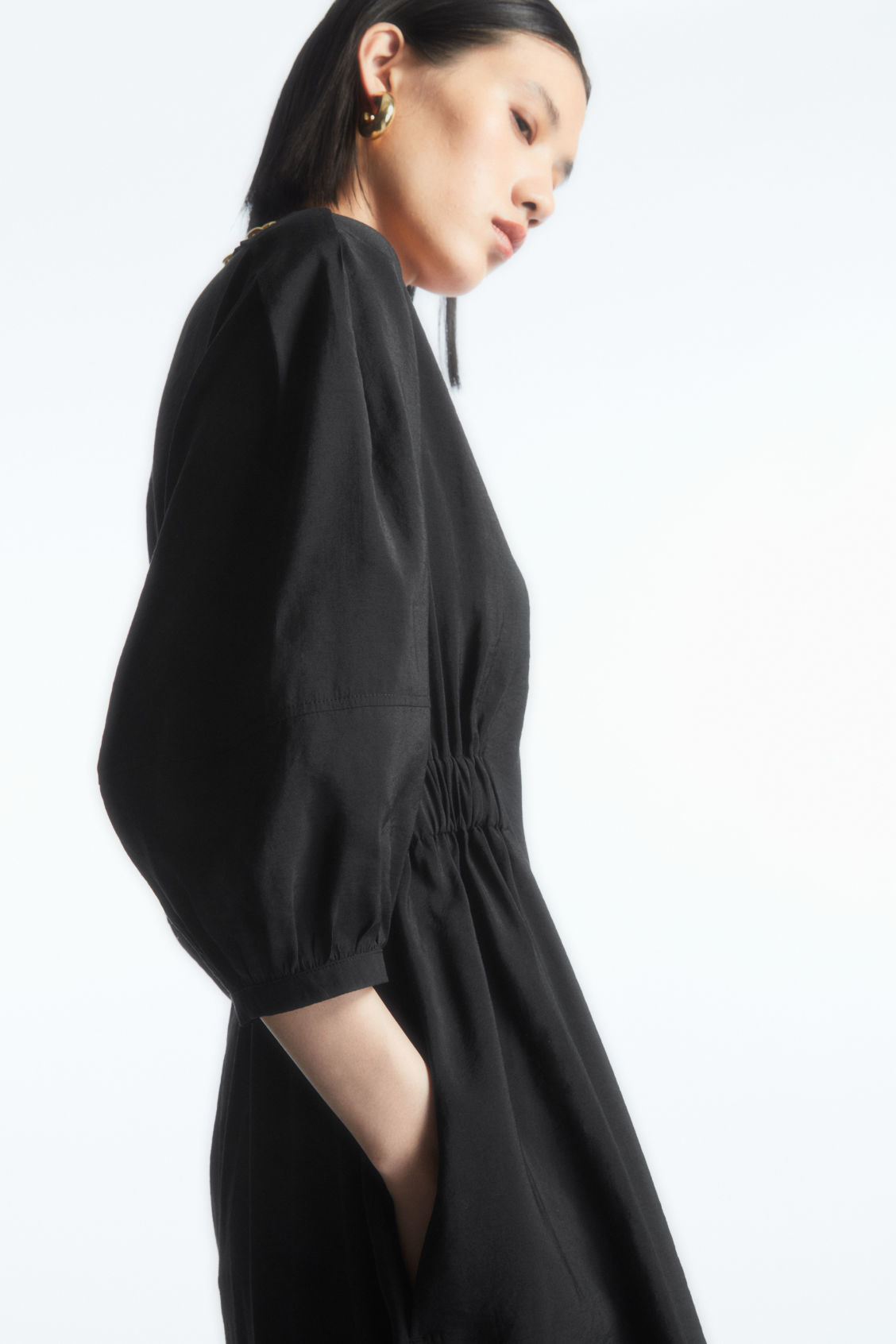 COS Voluminous V-Neck Dress | endource COS Voluminous V-Neck Dress | endource