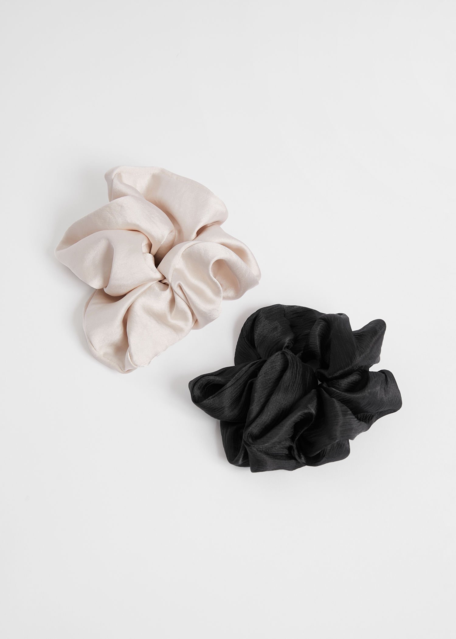 & OTHER STORIES Duo Extra-Large Satin Finish Scrunchie Set in Cream/Black |  Endource