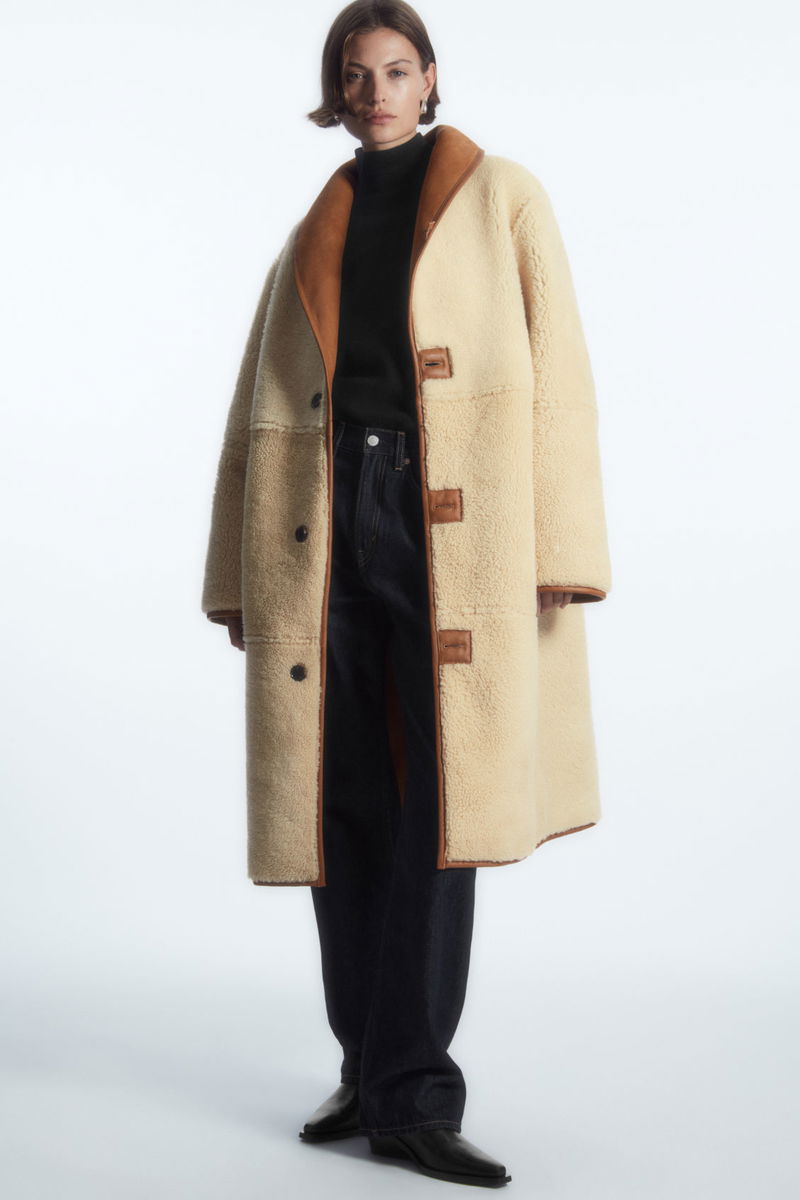 OVERSIZED REVERSIBLE SHEARLING COAT - BROWN / CREAM - COS