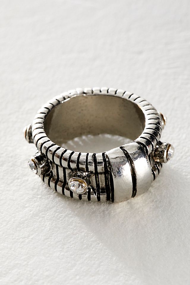 FREE PEOPLE Savannah Ring in Silver endource FREE PEOPLE Savannah Ring in Silver endource