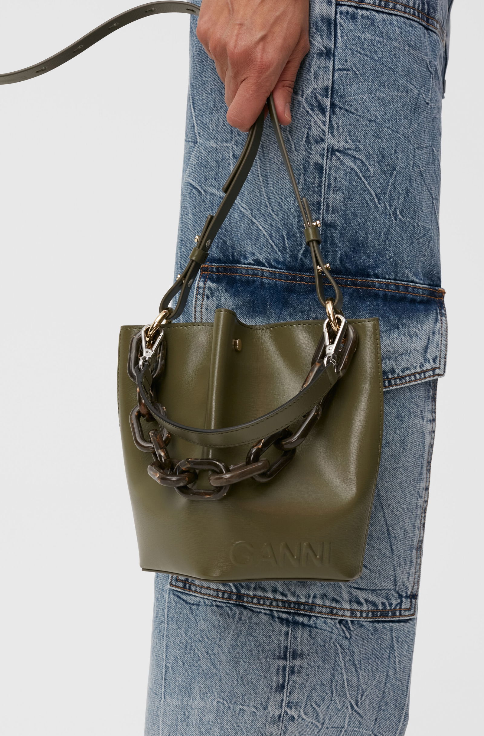 GANNI Diamond Bucket Bag | endource