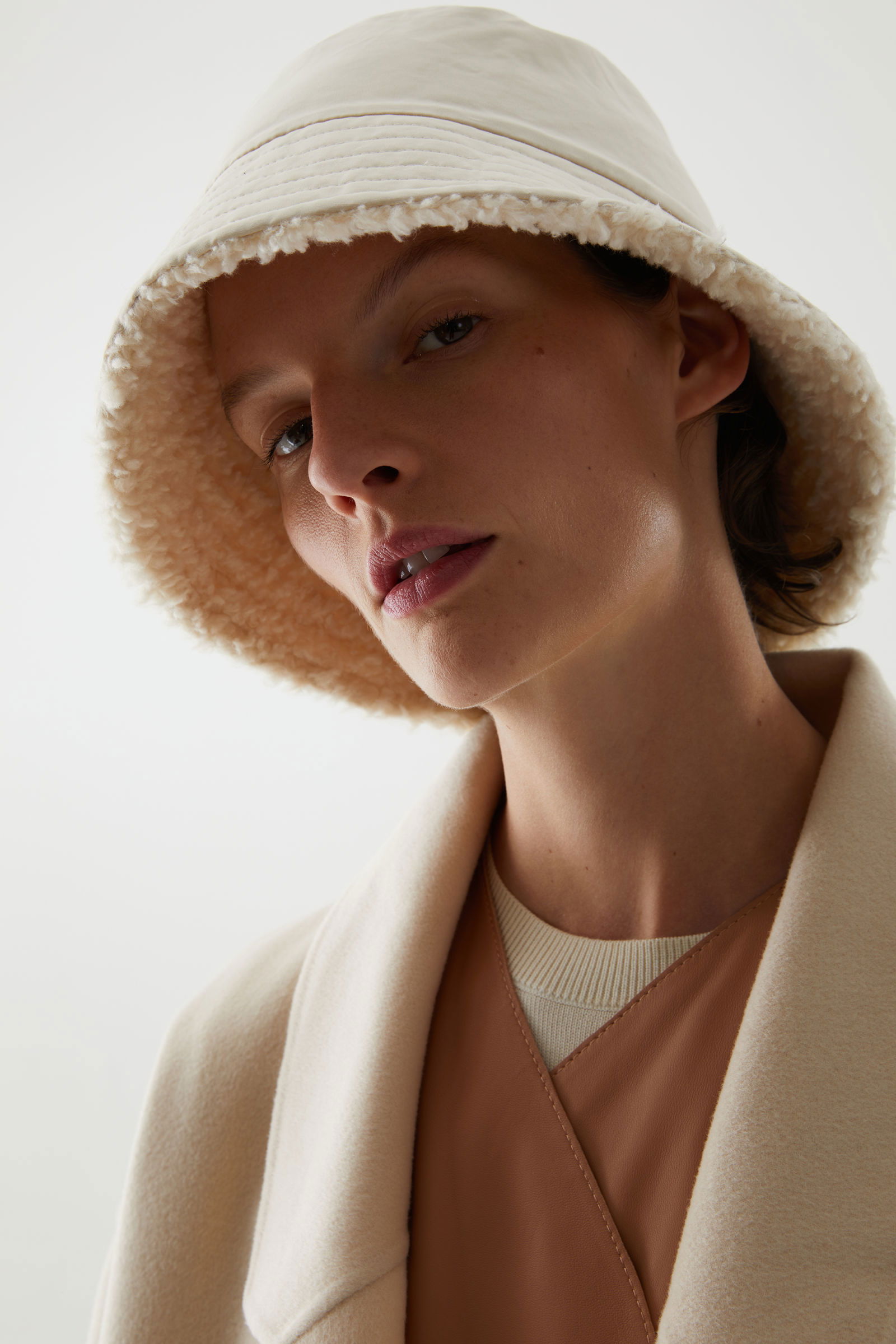 Cos Organic Cotton Wool Mix Reversible Shearling Sherpa Bucket Hat Cos Organic Cotton Wool Mix Reversible Shearling Sherpa  main image 3