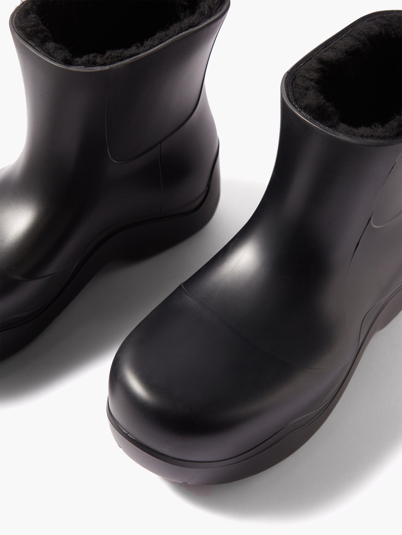 BOTTEGA VENETA The Puddle Shearling-Lined Rubber Boots | endource