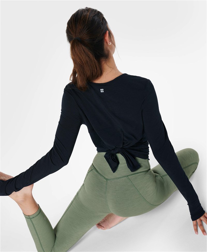 https://cdn.endource.com/image/db06996ee769bbb6a479e5143f0bd922/detail/sweaty-betty-move-split-back-long-sleeve-yoga-top.jpg?optimizer=image&class=800