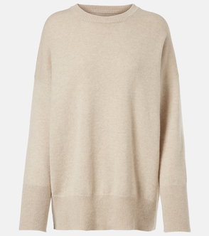 Cream-colored, oversized cashmere sweater with ribbed cuffs.