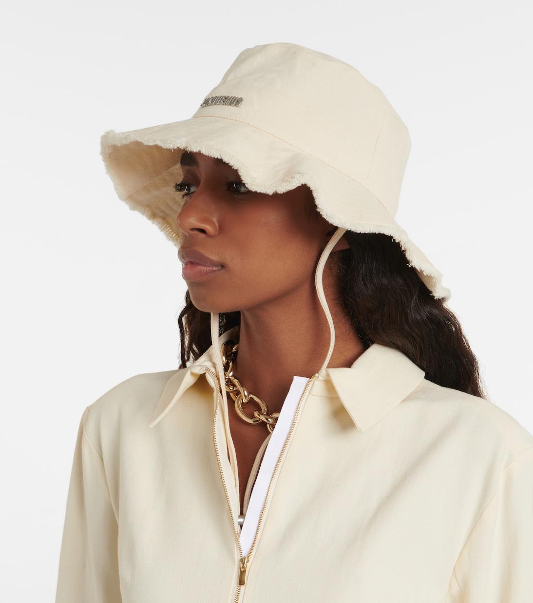 Jacquemus Le Bob Artichaut Bucket Hat Frayed Edge Logo Hamptons Resort Luxury Le Bob Artichaut striped cotton canvas bucket hat in  main image 3