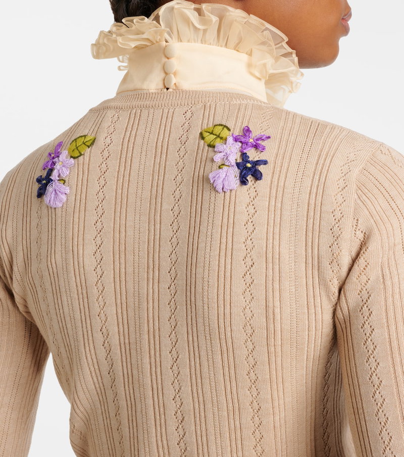 Cream ribbed sweater with embroidered floral embellishments