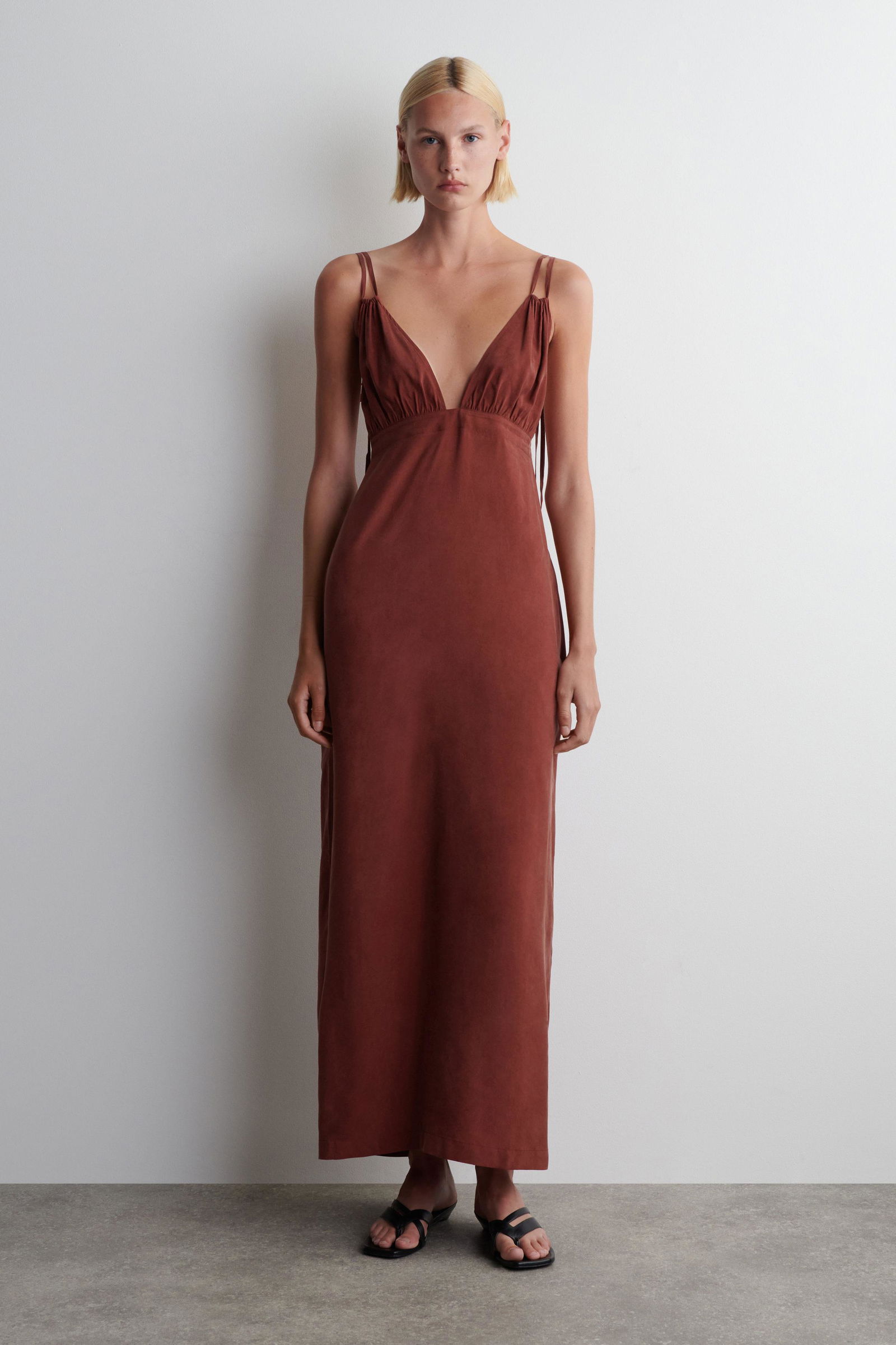 COS Gathered V-Neck Maxi Dress | endource COS Gathered V-Neck Maxi Dress | endource