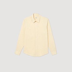 Cream-colored linen shirt, buttoned, with long sleeves.